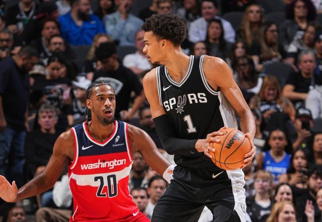 开云在线-超越奥尼尔！文班亚马轰50分+8记三分创神迹