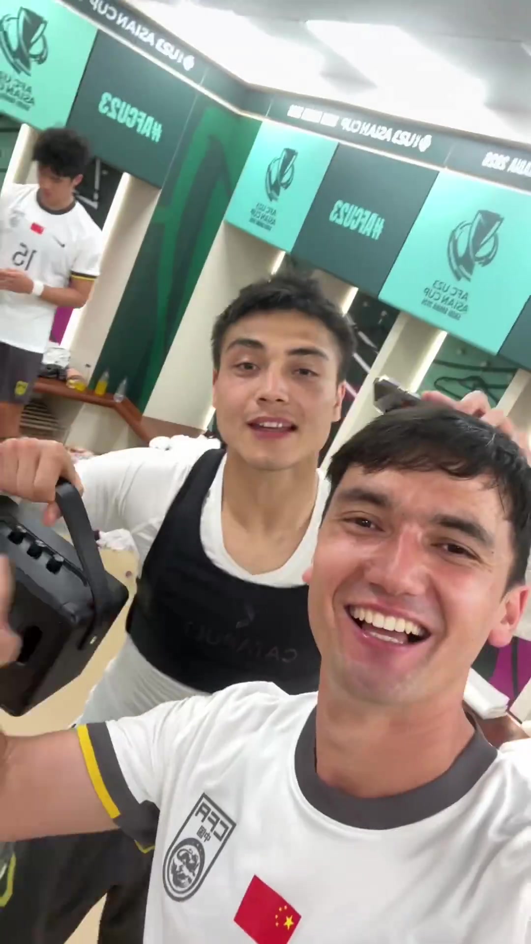 开云在线-疯狂庆祝！木塔力甫晒更衣室视频并配文：计划有变 冲击决赛