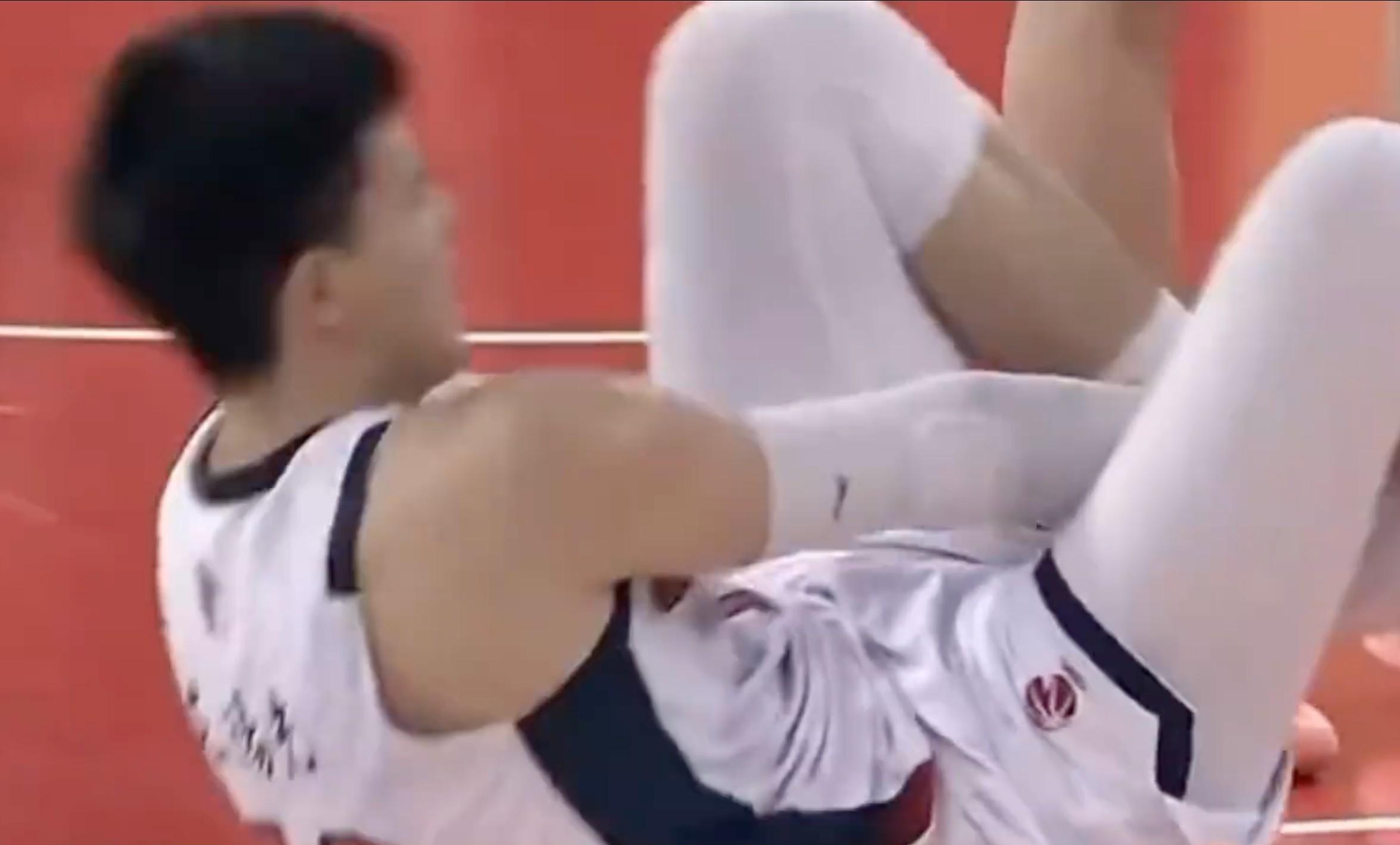 kaiyun-脚踝扭伤，随队记者：焦泊乔问题不大，赛后还参加了新闻发布会