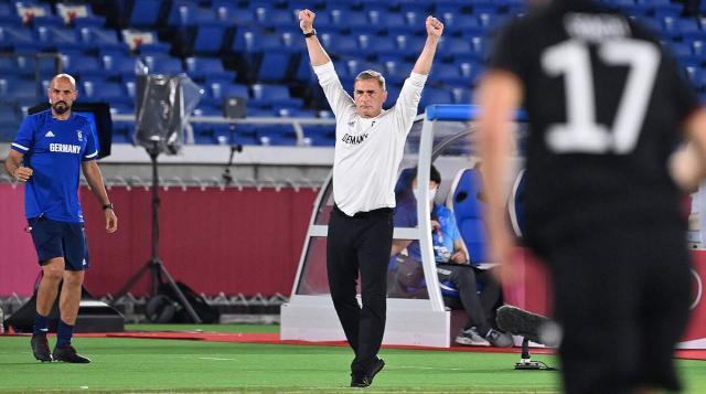 开云官网-德国国奥10打11险胜仍不足喜，队长克鲁泽求婚添喜